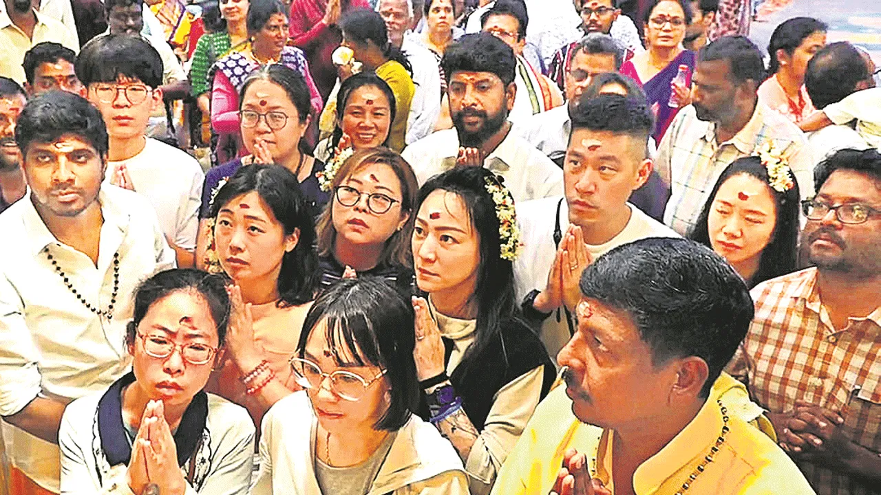 ముక్కంటి సేవలో థాయిలాండ్‌ భక్తులు