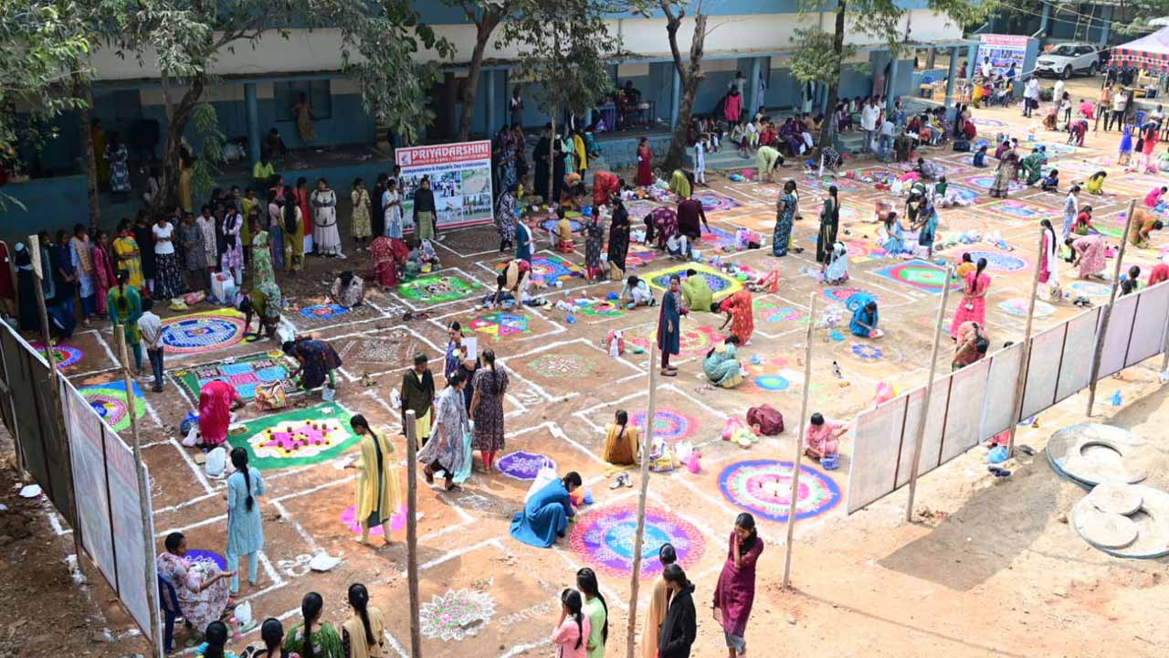  ఖమ్మంలో ఏబీఎన్, ఆంధ్రజ్యోతి ఆధ్వర్యంలో ముగ్గుల పోటీలు