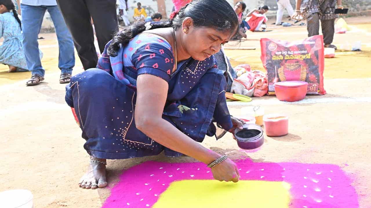 జోగులాంబ గద్వాల జిల్లాలో ముత్యాల ముగ్గుల పోటీలు.. విశేష స్పందన