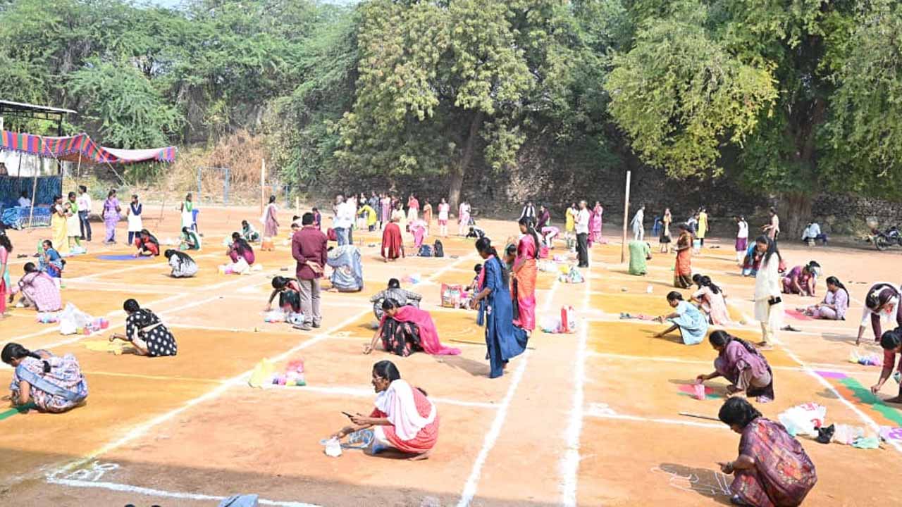 జోగులాంబ గద్వాల జిల్లాలో ముత్యాల ముగ్గుల పోటీలు.. విశేష స్పందన