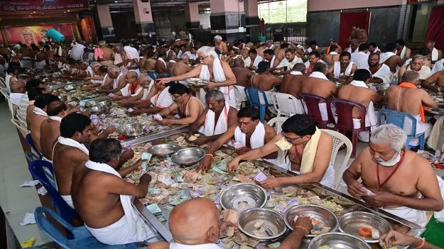 దుర్గమ్మకు రూ.3 కోట్ల కానుకలు 