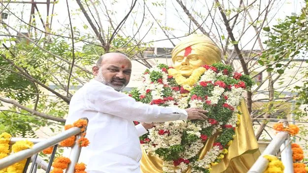 స్వామి వివేకానందను యువత స్ఫూర్తిగా తీసుకోవాలి