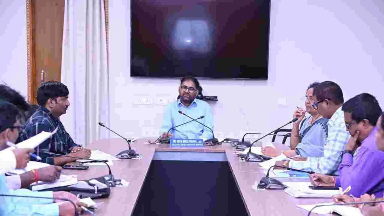 మహిళా సంఘాల రుణాల రికవరీపై  దృష్టి సారించాలి