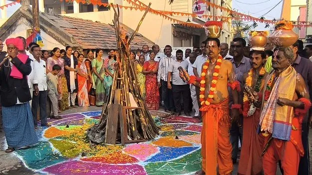 అంబరాన్నంటిన భోగి సంబరాలు