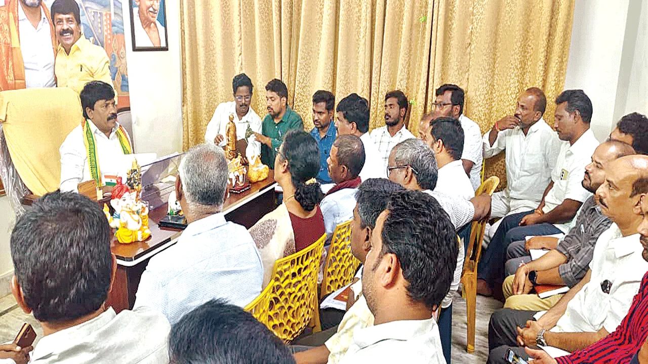 రహదారుల పనులపై దృష్టి సారించాలి