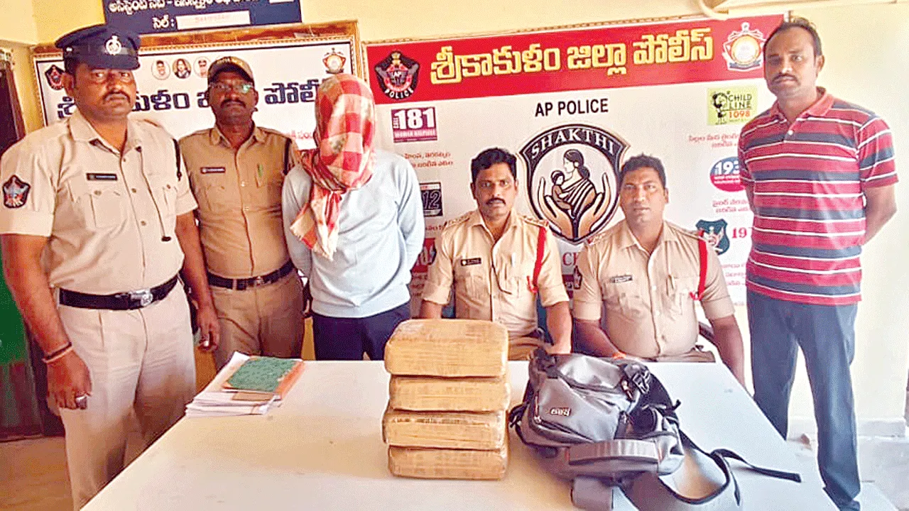 గంజాయితో సాఫ్ట్‌వేర్‌ ఉద్యోగి అరెస్టు