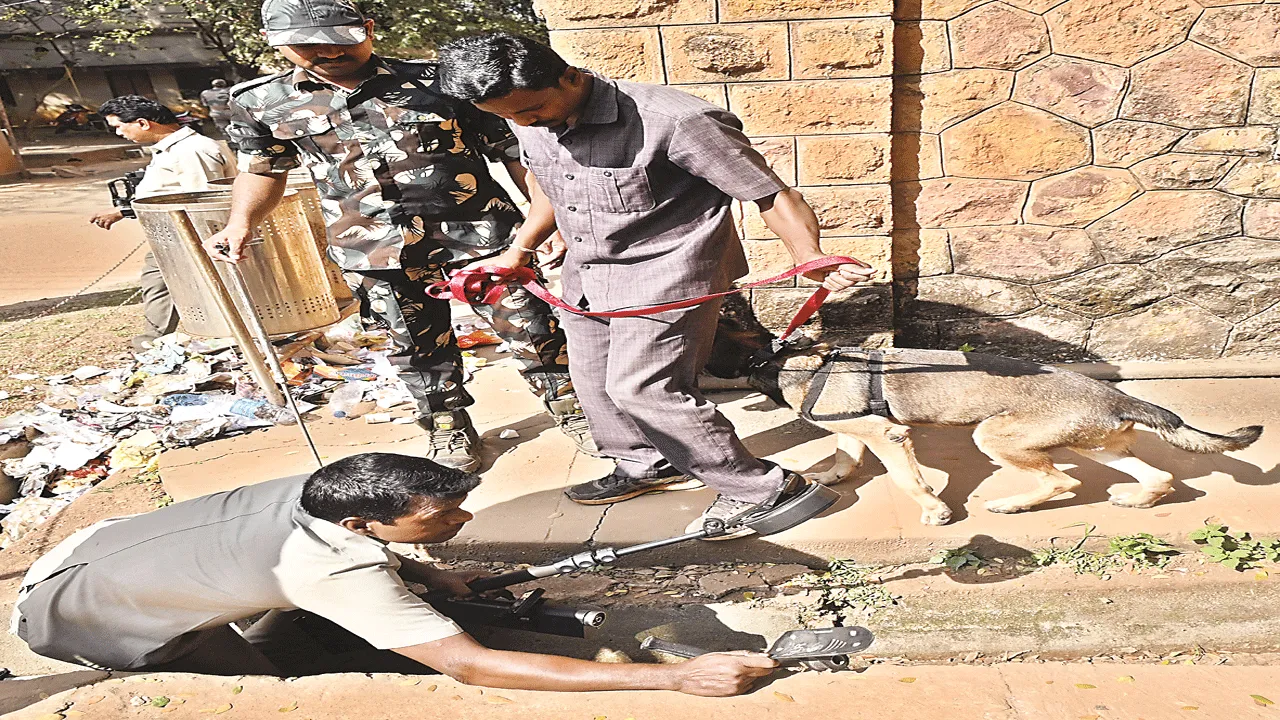 జిల్లా కోర్టుకు బాంబు బెదిరింపు