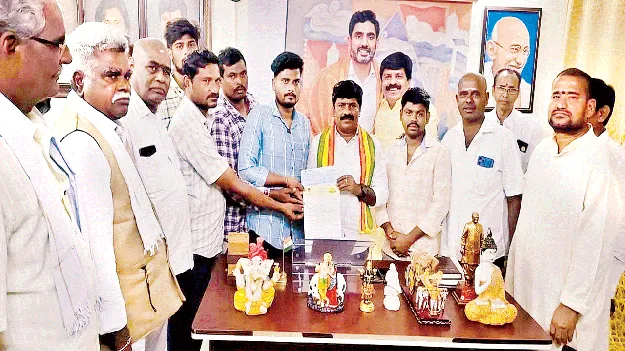   అర్హతే ప్రాతిపదికగా సహాయం: ఎమ్మెల్యే