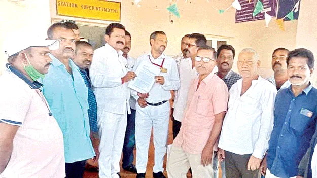 ప్రయాణికులకు వసతులు కల్పించాలి 