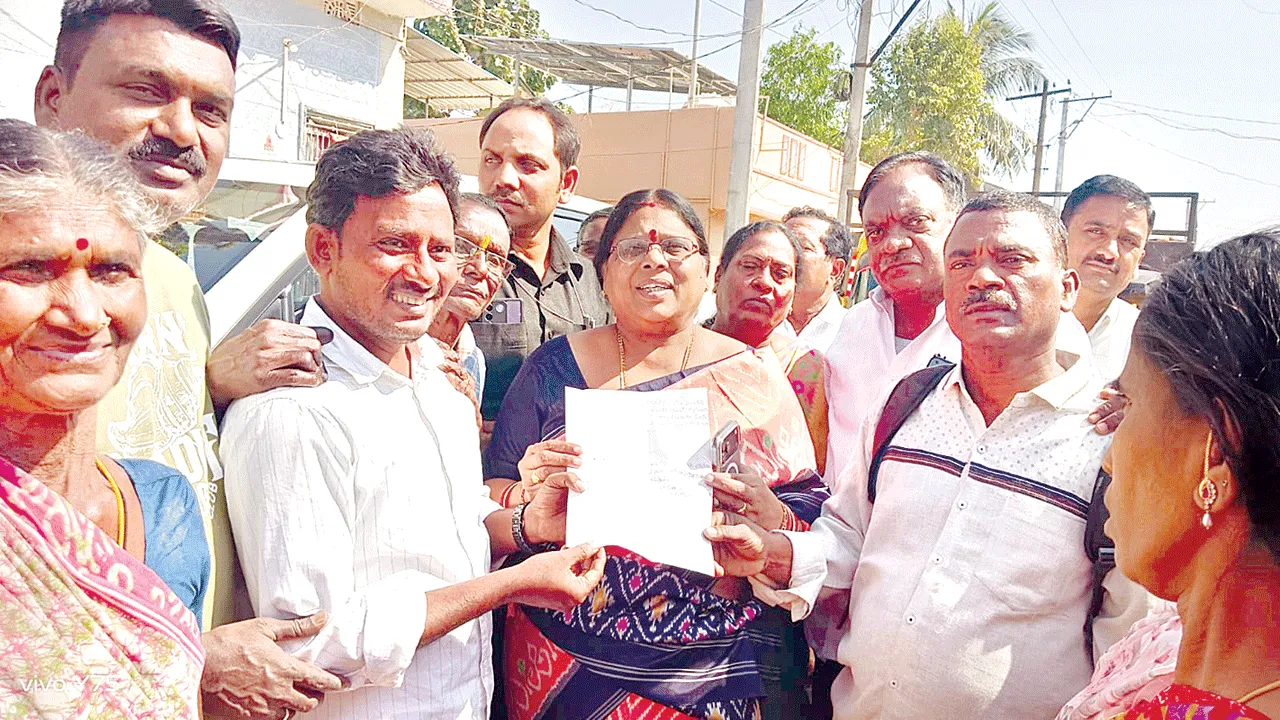 భూహక్కులు కల్పించడమే ధ్యేయం: కోళ్ల