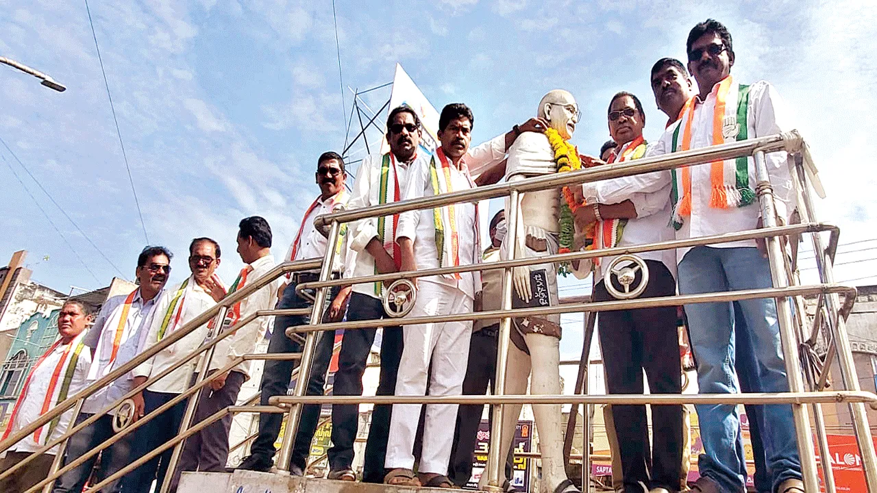 గాంధీ పేరును తొలగించడం తగదు