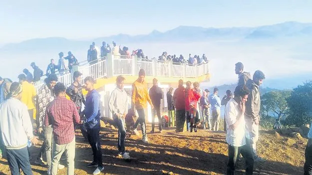 మన్యంలో పర్యాటకుల సందడి