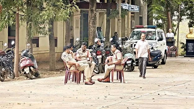 విజయ డెయిరీ ప్రాంగణంలో ఉద్రిక్తత