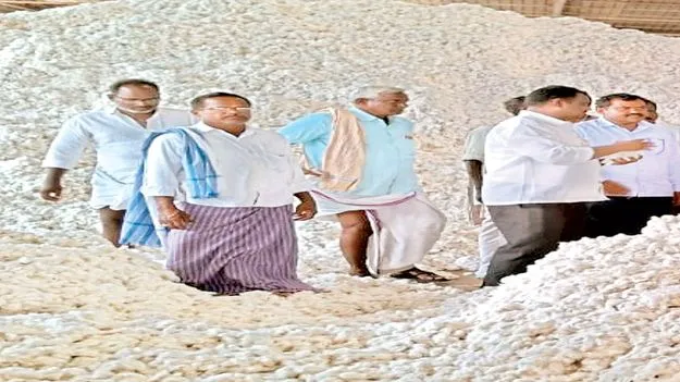 పత్తి కొనుగోళ్లలో రికార్డు 