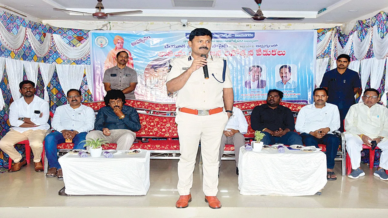 యువత వ్యసనాలకు దూరంగా ఉండండి: ఎస్పీ