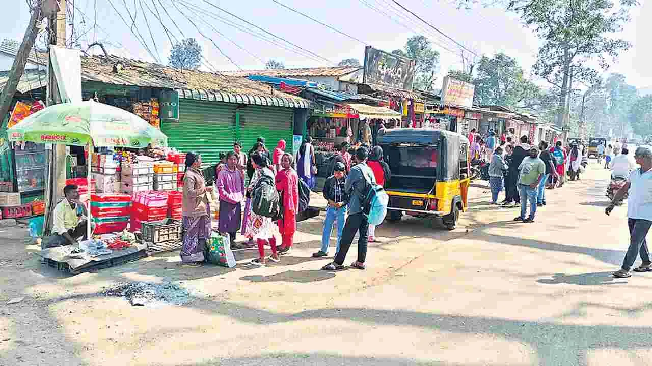 షెల్టర్‌ ఒక చోట.. బస్సులు ఆగేది మరో చోట