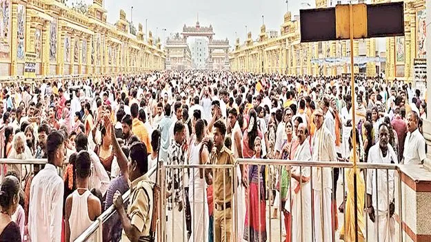 రాఘవేంద్రుడి క్షేత్రం.. భక్తుల కోలాహలం 