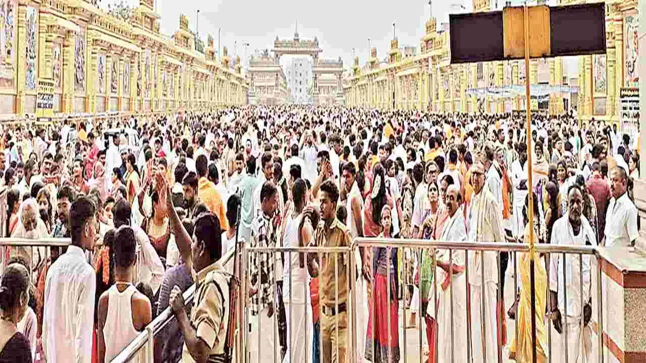 రాఘవేంద్రుడి క్షేత్రం.. భక్తుల కోలాహలం