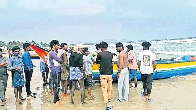 సముద్రంలో పడవ బోల్తా మత్స్యకారుడు గల్లంతు