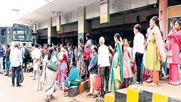 రైళ్లు, బస్సులు కిటకిట