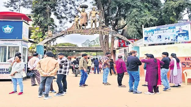 పర్యాటక ప్రాంతాల్లో సందడి