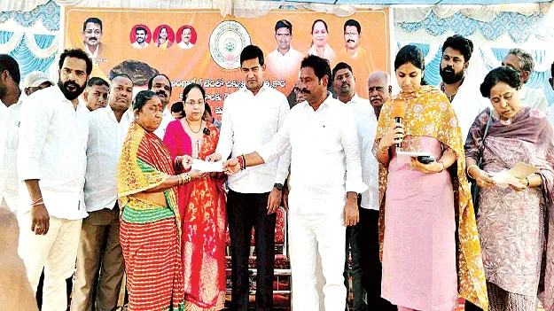 మత్స్యకారులను సురక్షితంగా తీసుకొస్తాం