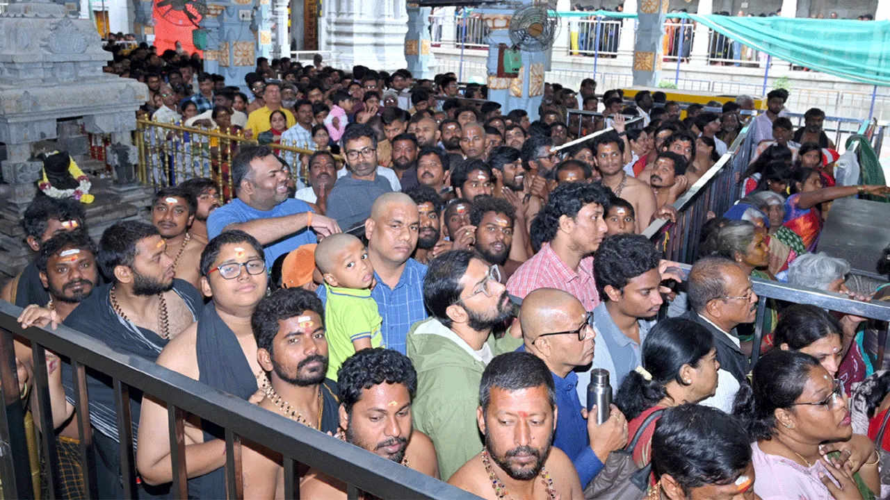 వరసిద్ధుడి దర్శనానికి 4 గంటలు