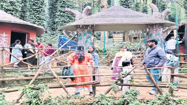 పర్యాటకుల సందడి