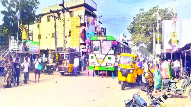 TRAFFIC: వాహనదారులకు ట్రాఫిక్‌ సమస్య 