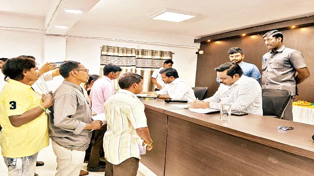 నిర్ణీత గడువులోగా వినతుల పరిష్కారం