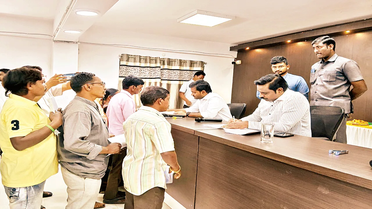 నిర్ణీత గడువులోగా వినతుల పరిష్కారం