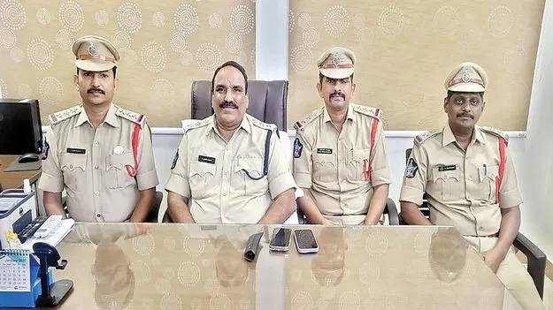 పోలీసుల వేషంలో కిడ్నాప్‌ యత్నం