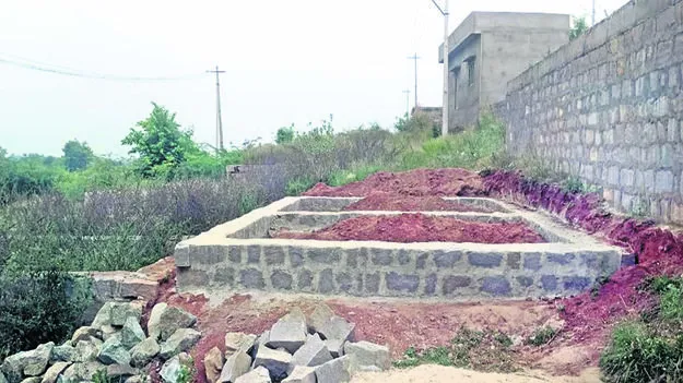 ROAD: రహదారికి అడ్డంగా పునాదులు