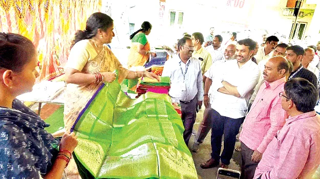 ప్రతిఒక్కరూ చేనేత వస్త్రాలు ధరించాలి 