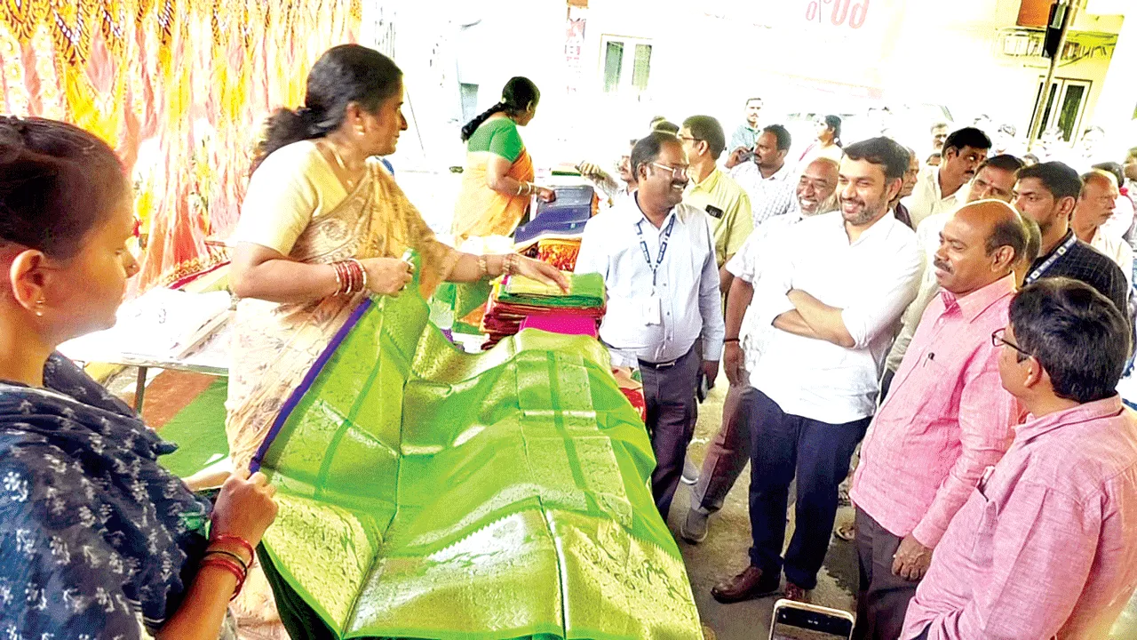 ప్రతిఒక్కరూ చేనేత వస్త్రాలు ధరించాలి