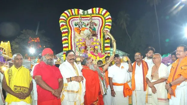 భృంగి వాహనంపై ఆది దంపతులు