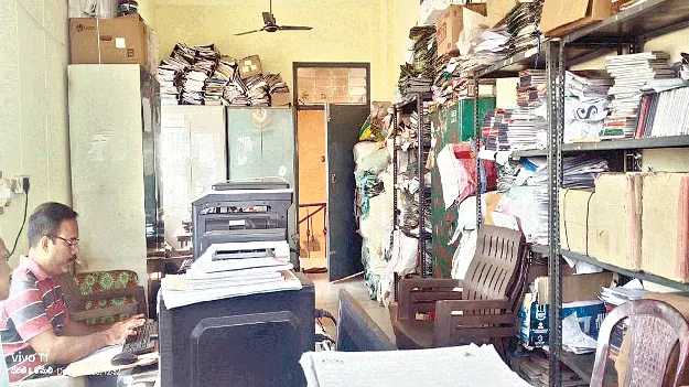  సౌకర్యాలు లేక సిబ్బంది అవస్థలు