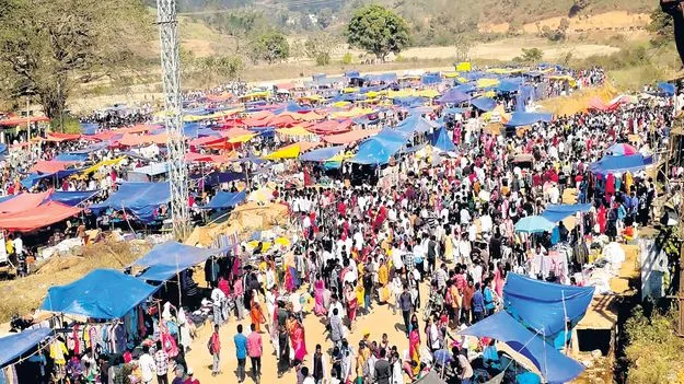 తారుమారు సంత కిటకిట