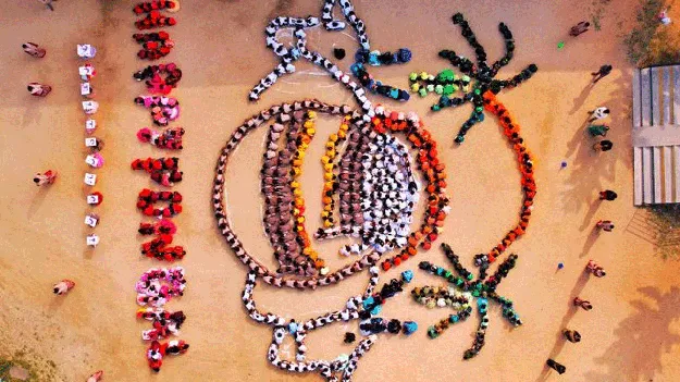 విద్యార్థులతో సంక్రాంతి చిత్రం