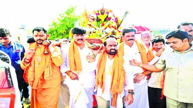 GOD: మారెమ్మకు పల్లకి సేవ