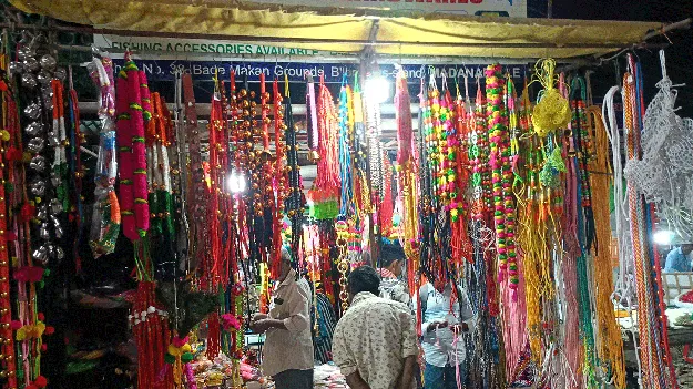 మార్కెట్లలో విరిసిన సంక్రాంతులు