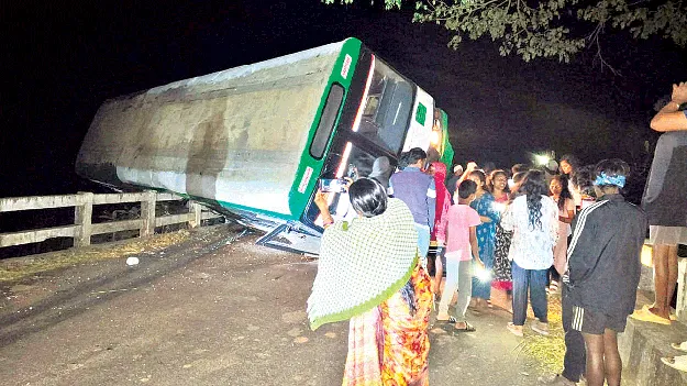   RTC Bus  వంతెనను ఢీ కొని..  ఆర్టీసీ బస్సు బోల్తా  