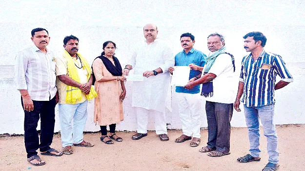 సీఎంఆర్‌ఎఫ్‌ చెక్కుల పంపిణీ 