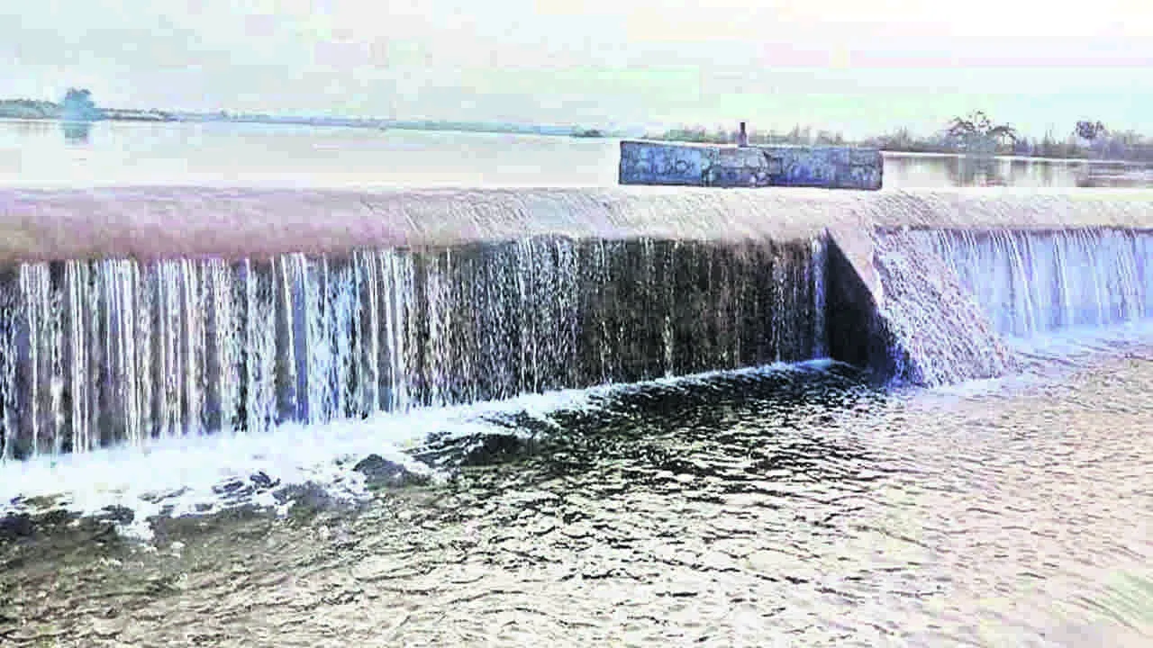 LAKES: మరువ పారుతున్న చెరువులు