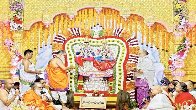    కైలాసవాహనంపై ఆదిదంపతులు