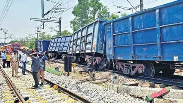 Goods Train: పట్టాలు తప్పిన గూడ్స్ రైలు.. 