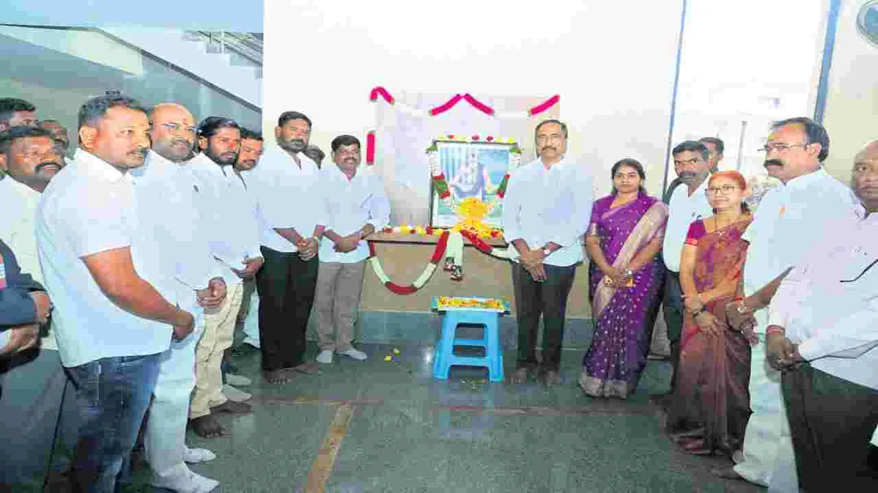 వడ్డె ఓబన్నను ఆదర్శంగా తీసుకోవాలి