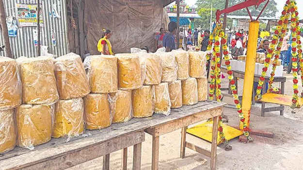 Sugar Trade in Medaram Fair: టెండర్లూ లేవు.. కట్టడీ లేదు!