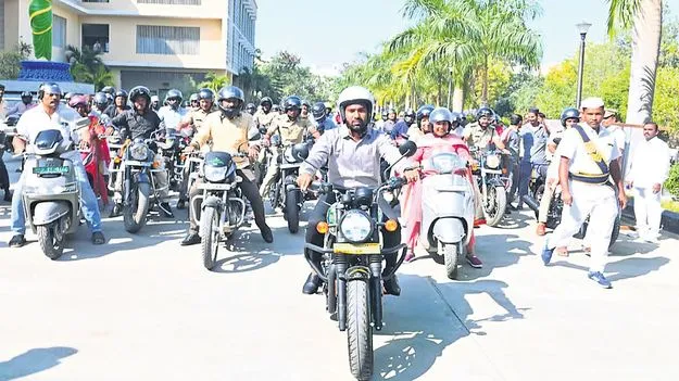 వాహనదారులు నిబంధనలు పాటించాలి