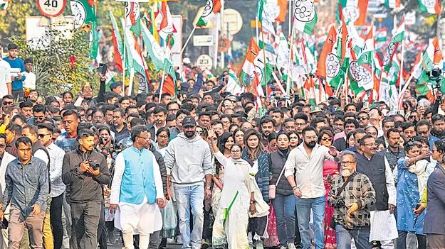 CM Mamata Banerjee: బెంగాల్‌లో ఐ-ప్యాక్‌ రచ్చ